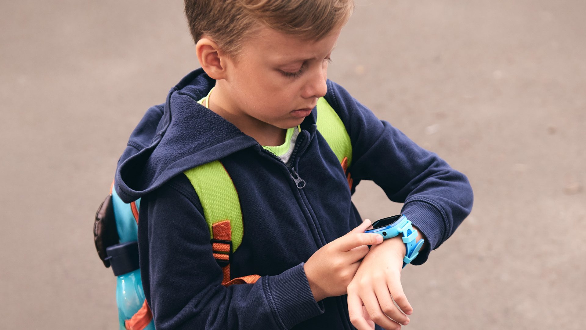 Technik für den sicheren Schulweg: GPS-Tracker und smarte Uhren für unterwegs