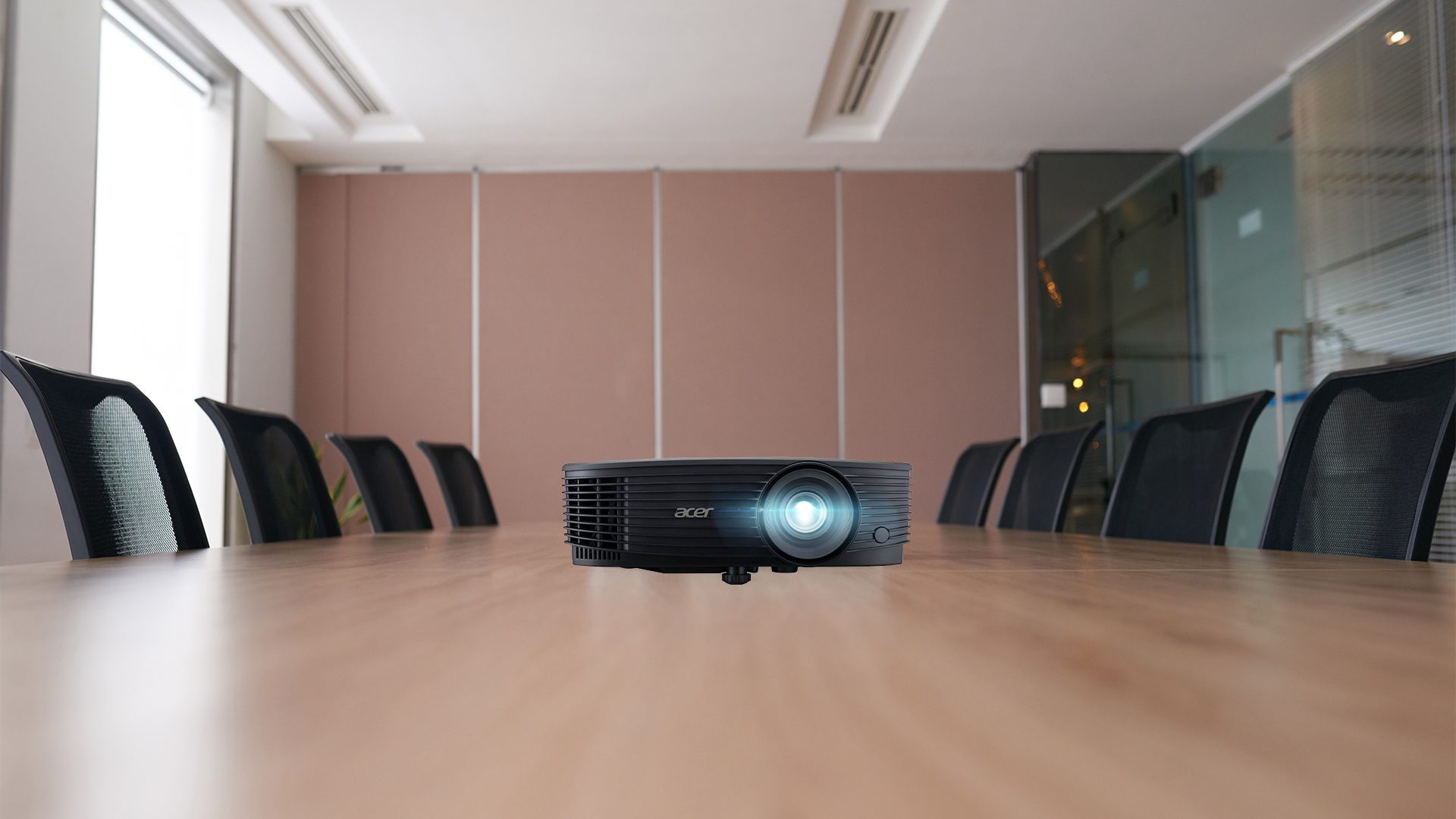 Damit Ihre Präsentation perfekt beleuchtet wird: Die besten Beamer für Besprechungsräume